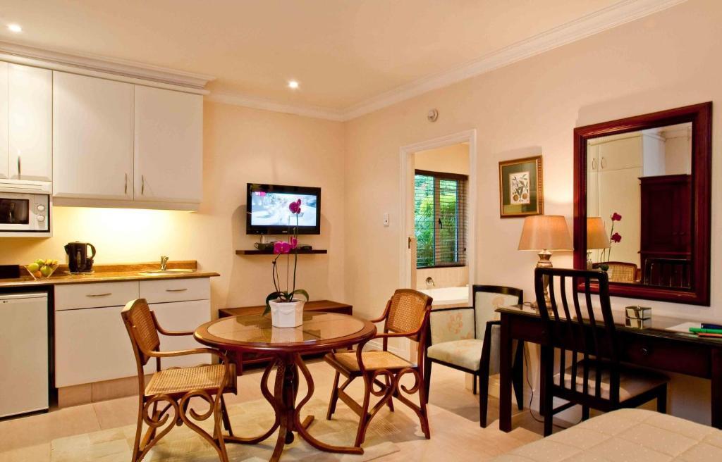 Manaar House Hotel Umhlanga Room photo